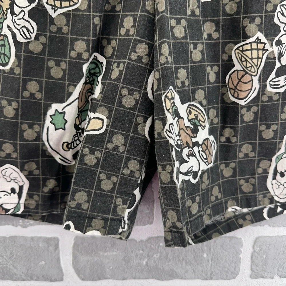 Mickey‎ unlimited brown Mickey Mouse Playing Sports Shorts Size Large